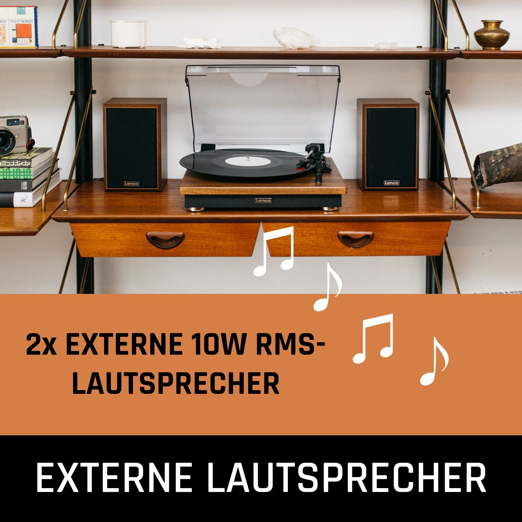 Eine Stereoanlage mit Lautsprechern, einem Plattenspieler und Dekorationsgegenständen auf einem Holzregal.