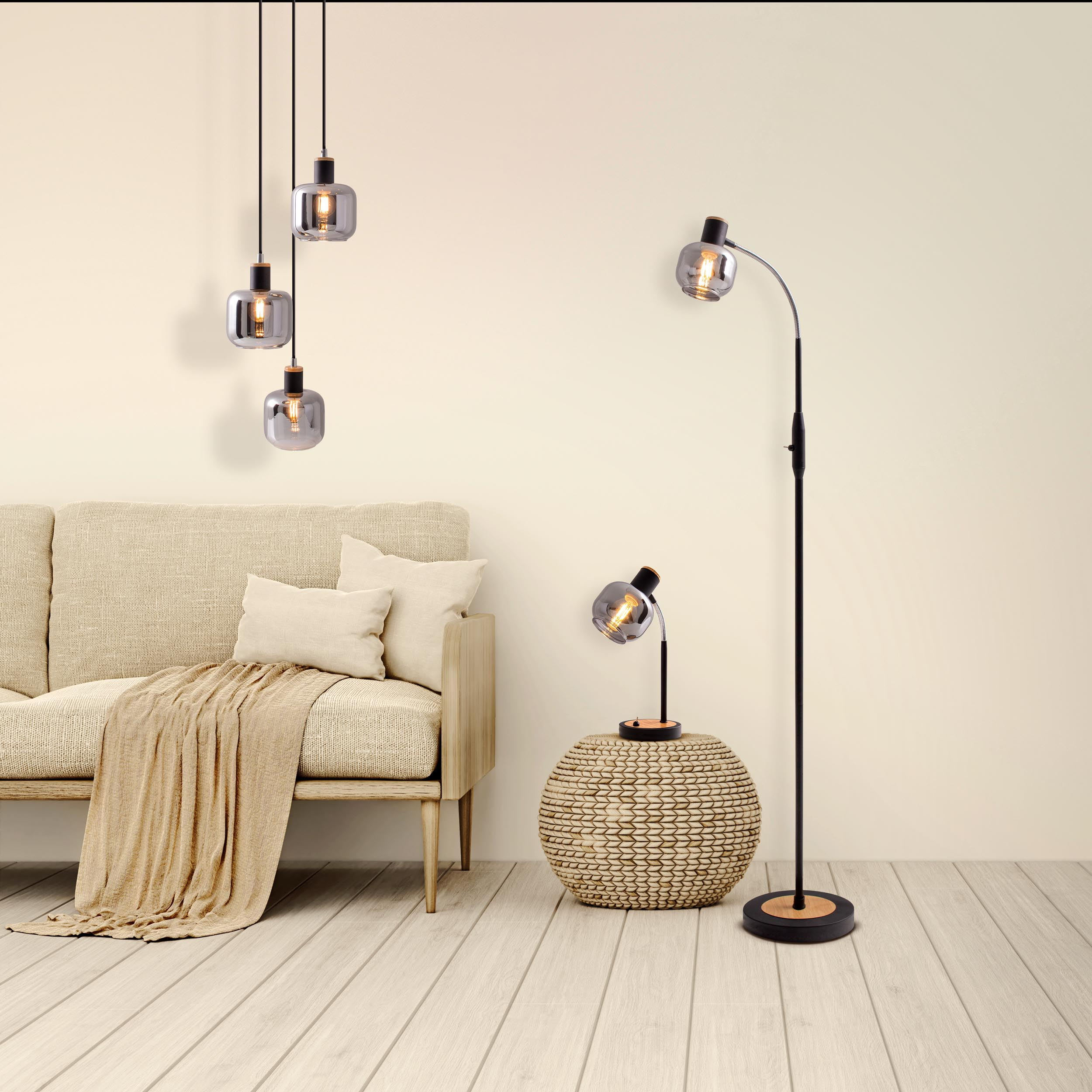 Innenraum mit Lampen, einem Sofa und einem Überwurf. Der Raum hat Holzböden und eine neutrale Wandfarbe.