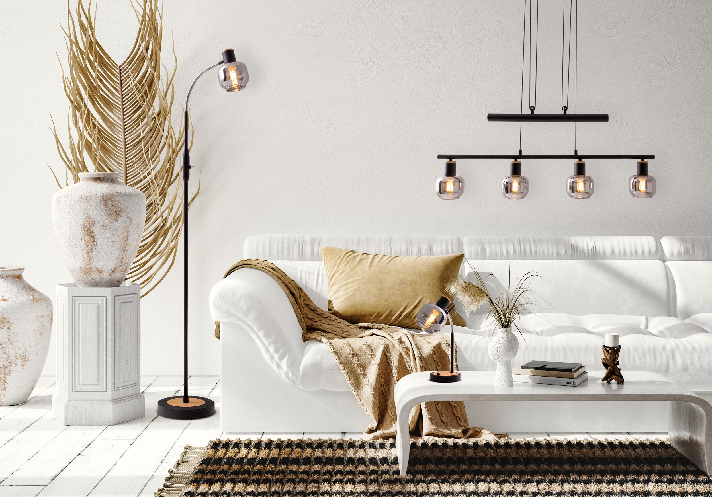 Wohnzimmer mit weißem Sofa, Lampen, Couchtisch und dekorativen Vasen.