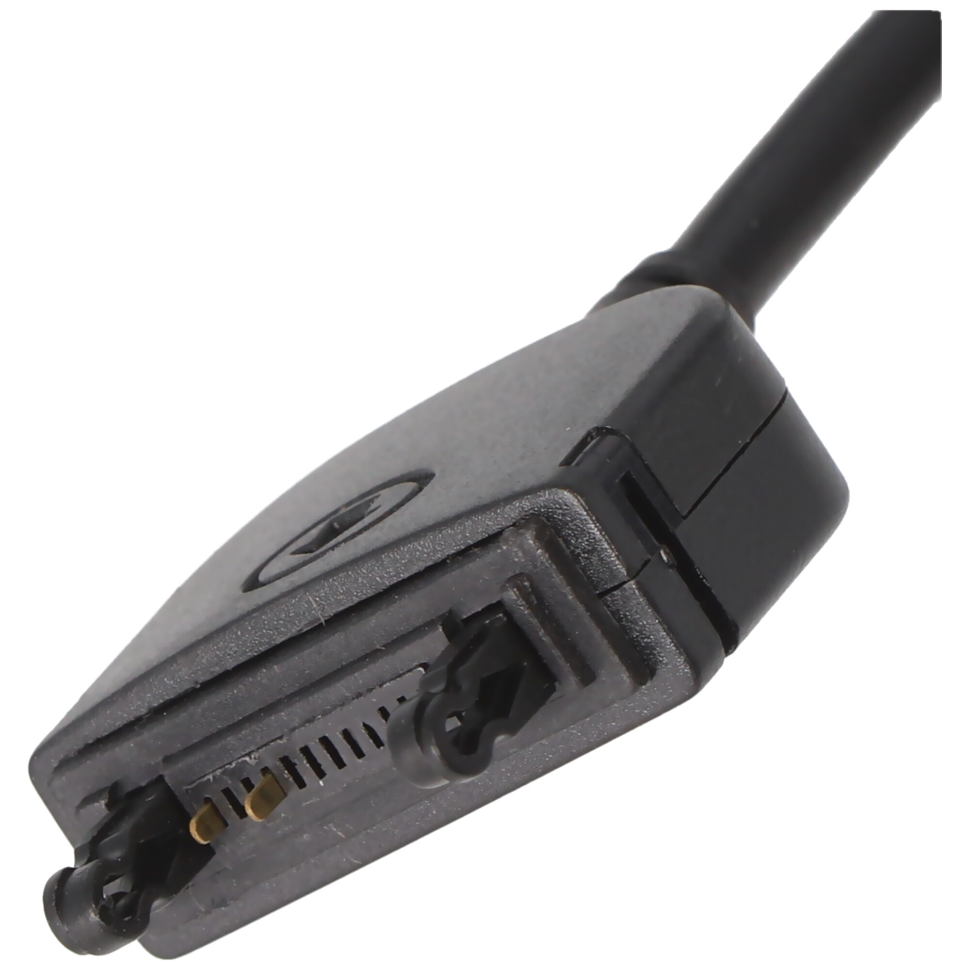 Schwarzer Stecker mit Pins und einem geformten Kunststoffgehäuse, isoliert.