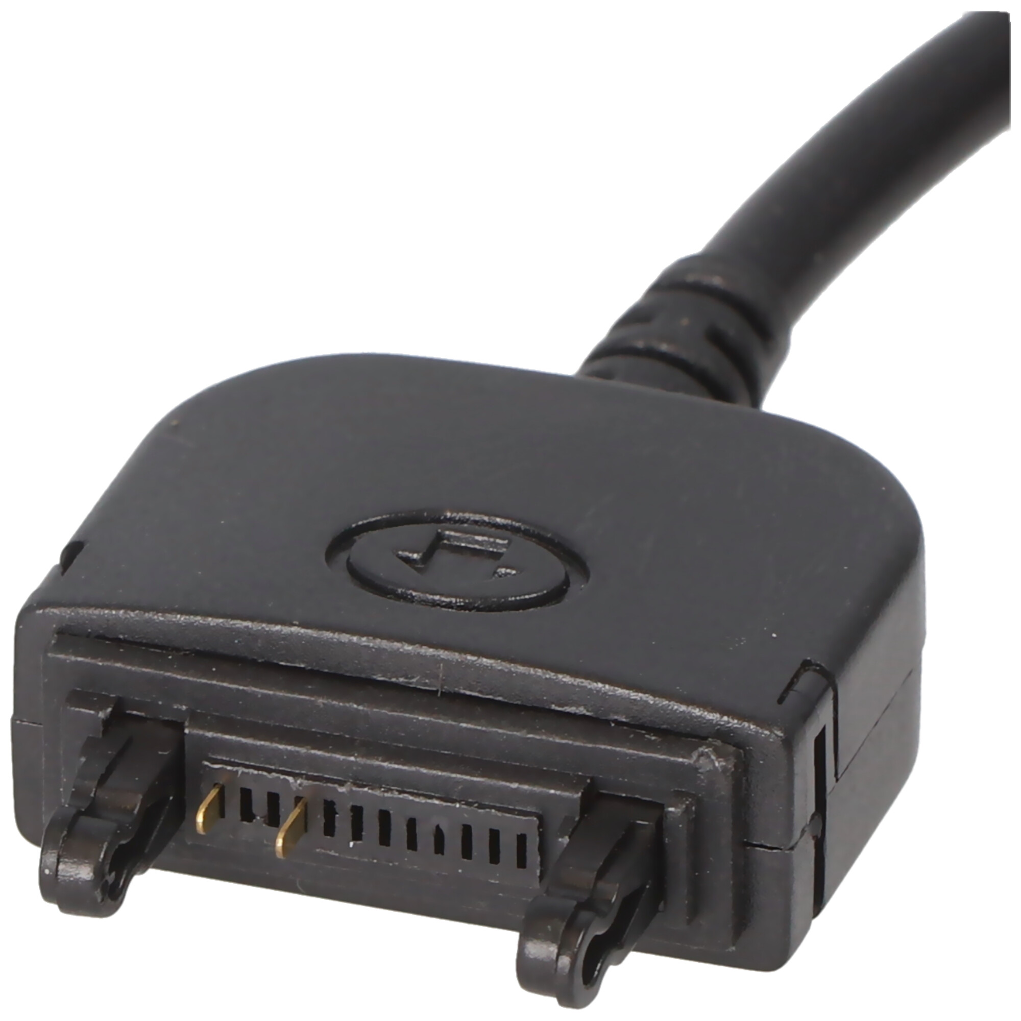 Schwarzer Stecker. Stecker mit Pins. Schwarzes Kabel. Weißer Hintergrund.