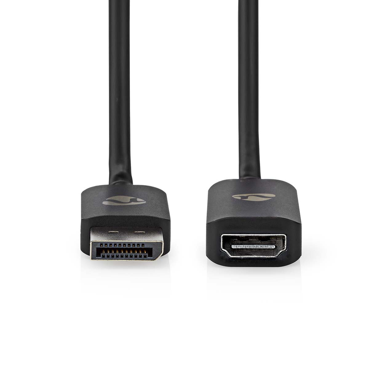 Twee zwarte HDMI-kabels. Eén is een mannelijke connector, de andere vrouwelijk. Witte achtergrond.