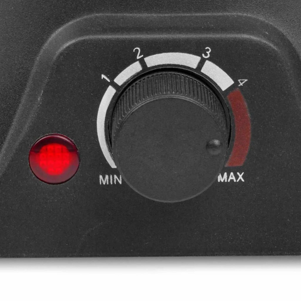 Primo piano di un quadrante nero della temperatura con numeri. Una luce rossa è accesa.