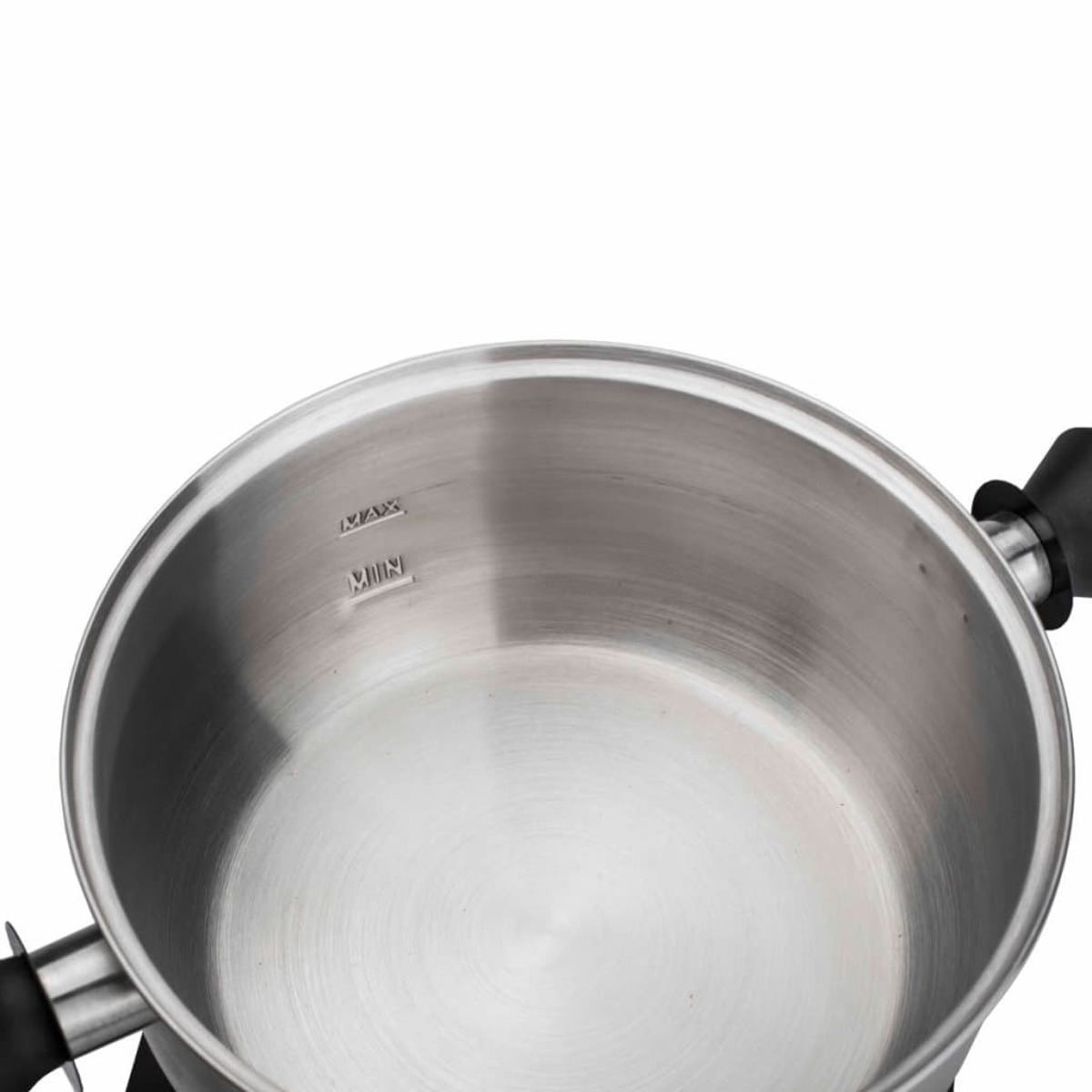 Interno di una pentola in acciaio inox con indicatori di livello MAX e MIN. Manici neri su entrambi i lati.