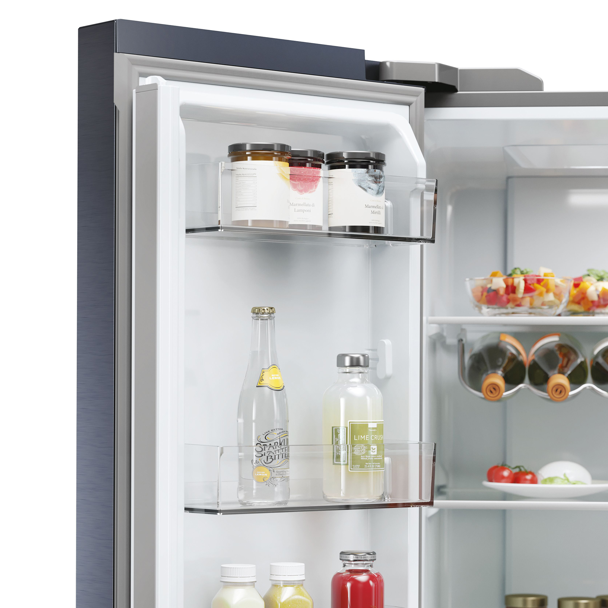 Interior de refrigerador con estantes que contienen alimentos y botellas.