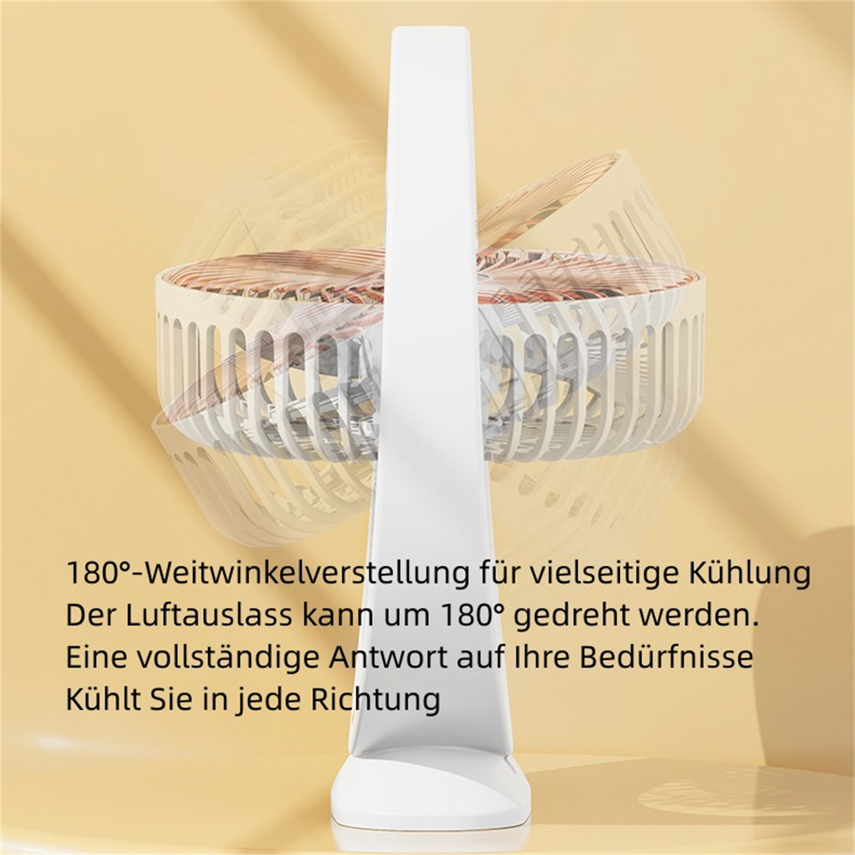 Ventilador blanco con un soporte largo. El ventilador está frente a un fondo beige.