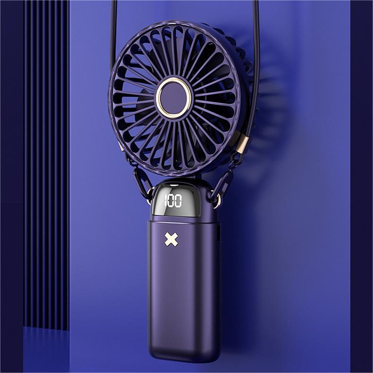 Un pequeño ventilador portátil azul marino con una pantalla digital, colgando de una pared azul.