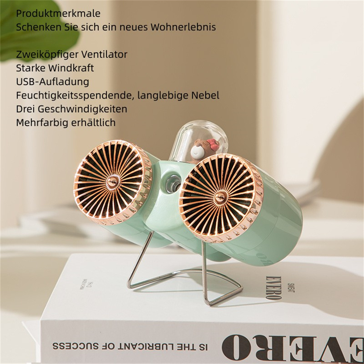 Un ventilador de color verde y dorado. Hay un libro y un letrero.