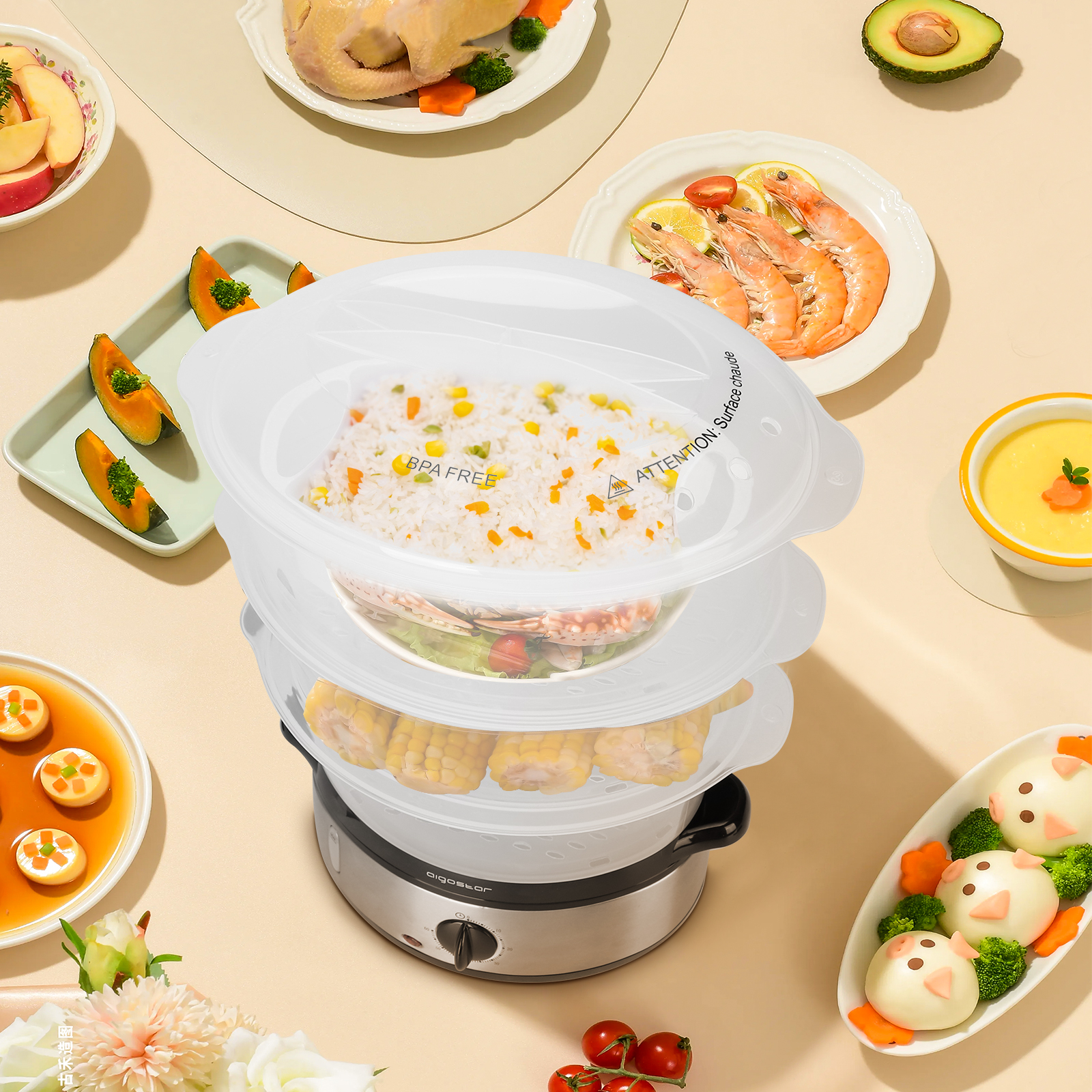 Una vaporera con varias capas de comida, rodeada de otros platos.