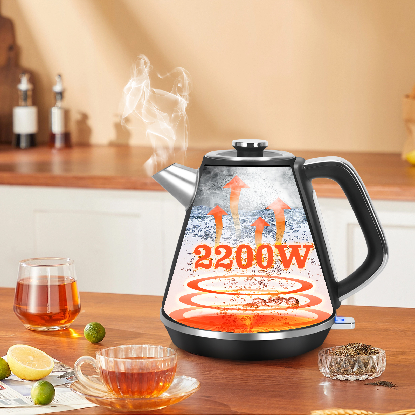 Elektrischer Wasserkocher mit kochendem Wasser. Tasse und Teezutaten.