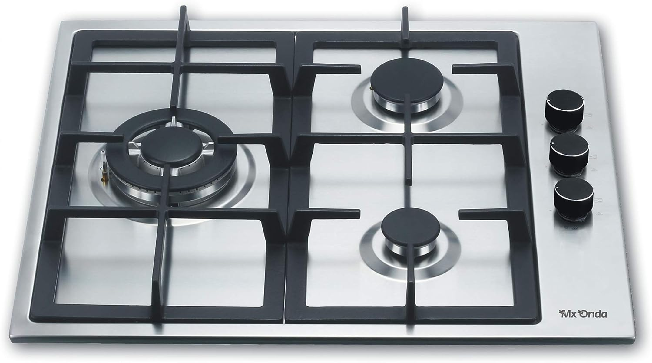 Wbudowana płyta gazowa ze stali nierdzewnej z czterema palnikami i trzema pokrętłami. Białe tło.