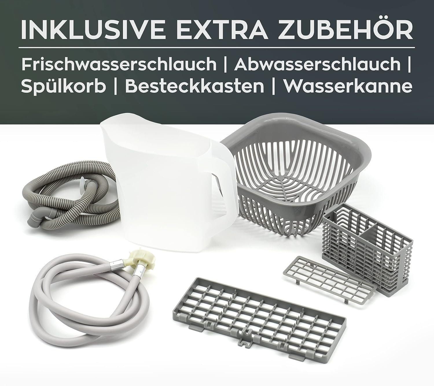 Verschiedenes Küchenzubehör, darunter ein Krug, ein Sieb, ein Korb und eine Wasserkaraffe.
