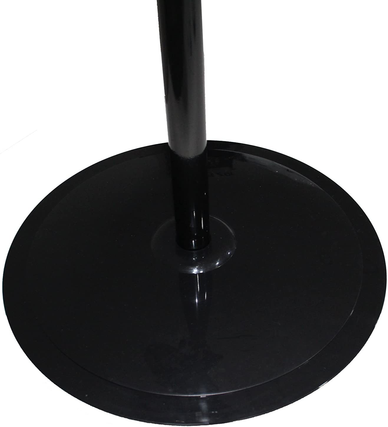 Soporte negro de micrófono o lámpara, vista de cerca.