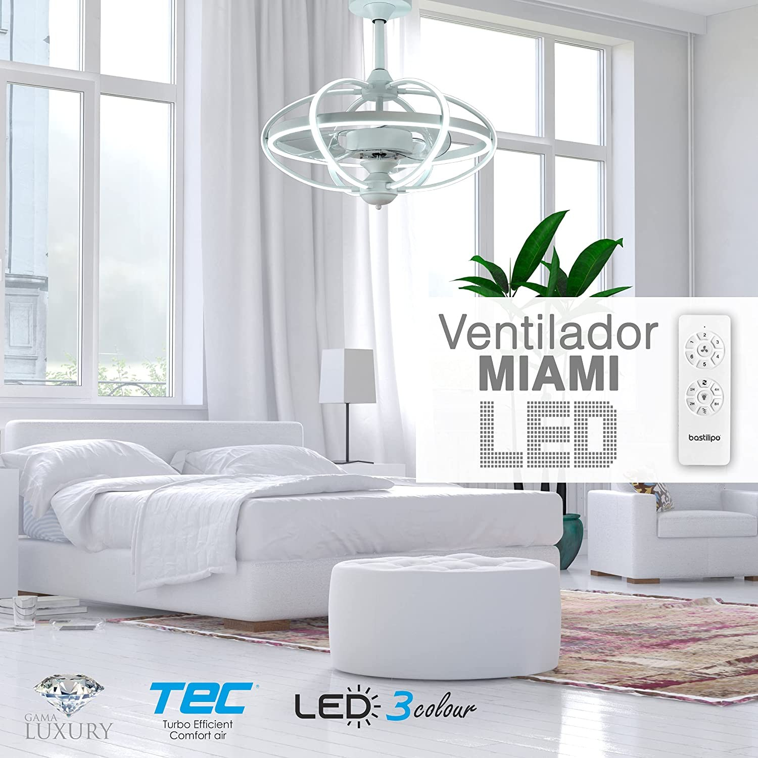 Un ventilatore da soffitto bianco con luci a LED, in una camera da letto con letto e finestre.