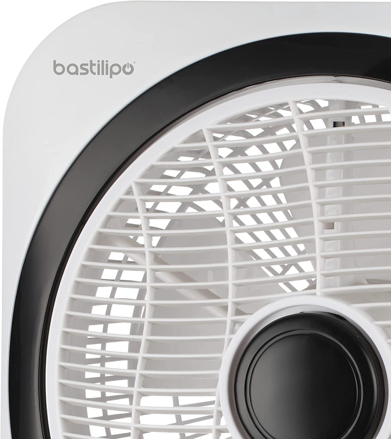 Primer plano de un ventilador blanco con detalles negros. Las aspas del ventilador son visibles.