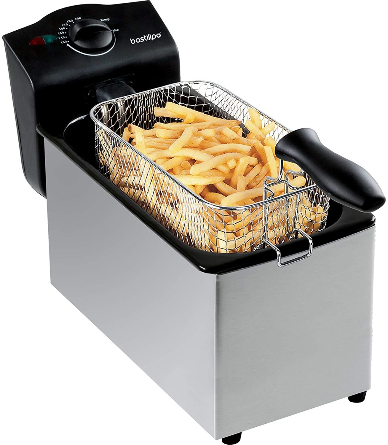 Una freidora con una cesta llena de patatas fritas. Es plateada y negra. Hay un asa en la cesta.