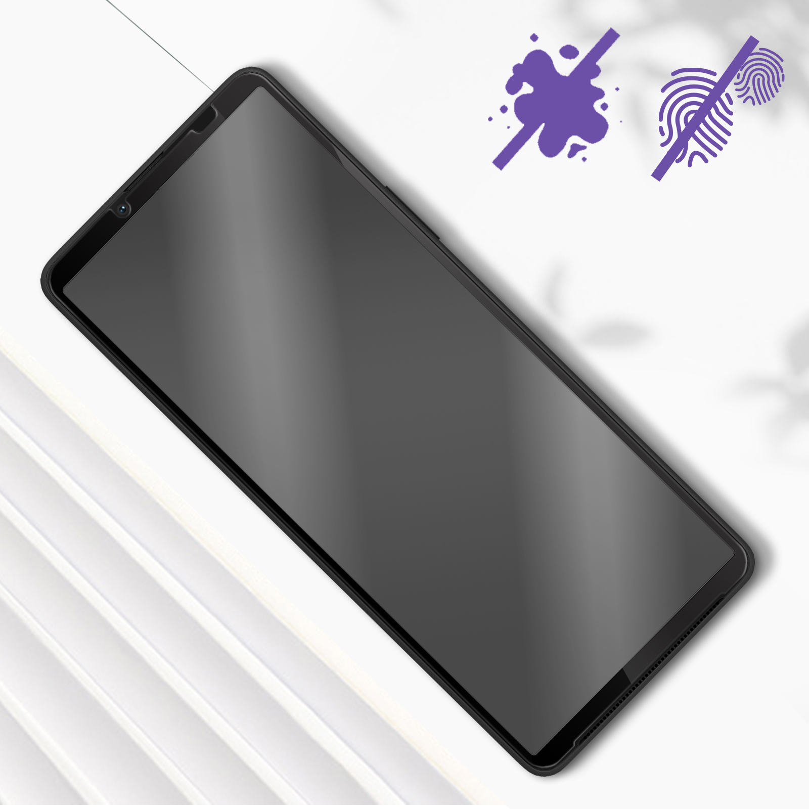 Un téléphone noir avec un protecteur d'écran. Deux symboles indiquent la résistance aux éclaboussures et aux empreintes digitales.