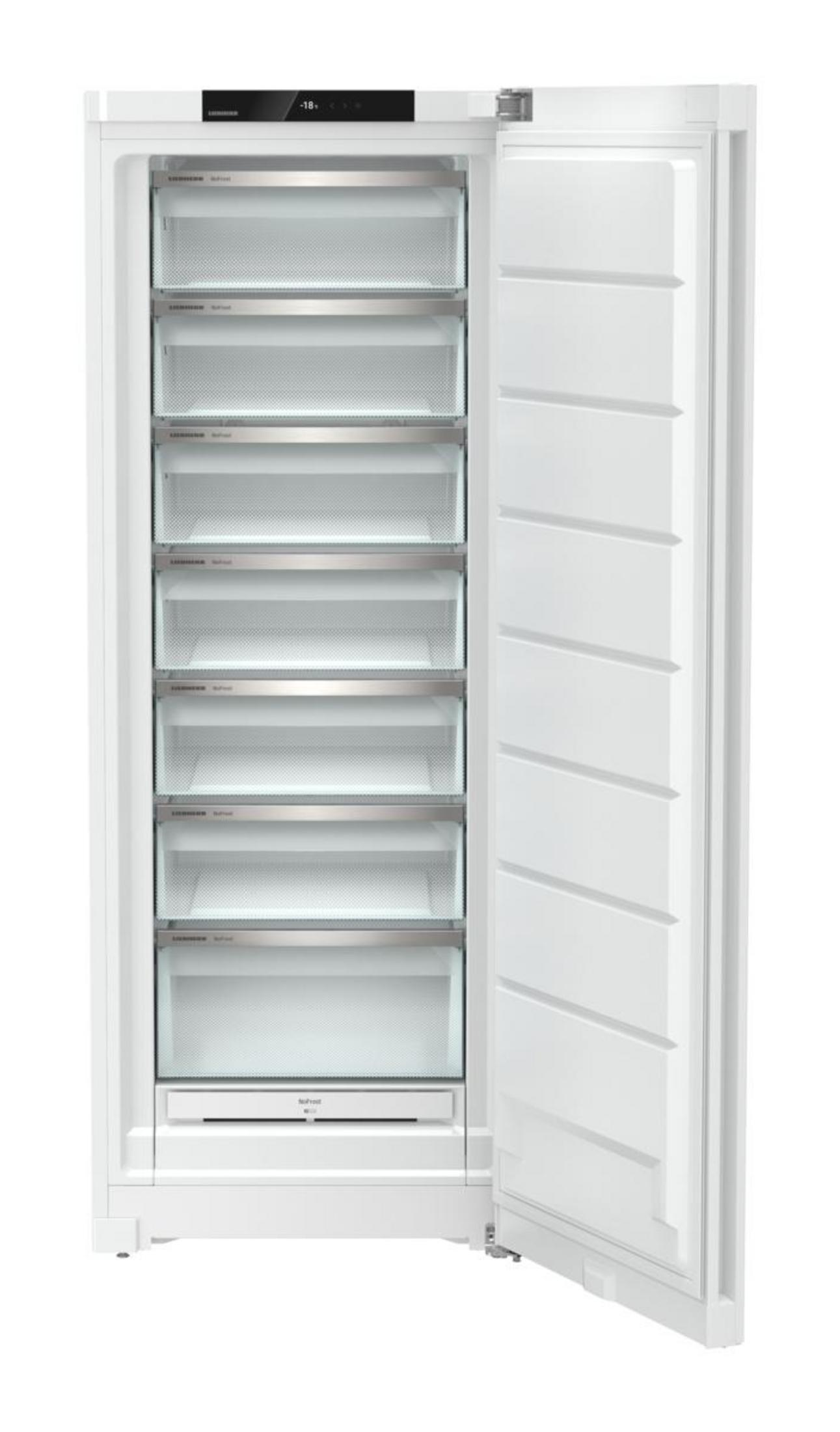 Weißer Kühlschrank mit geöffneter Tür, zeigt Schubladen.