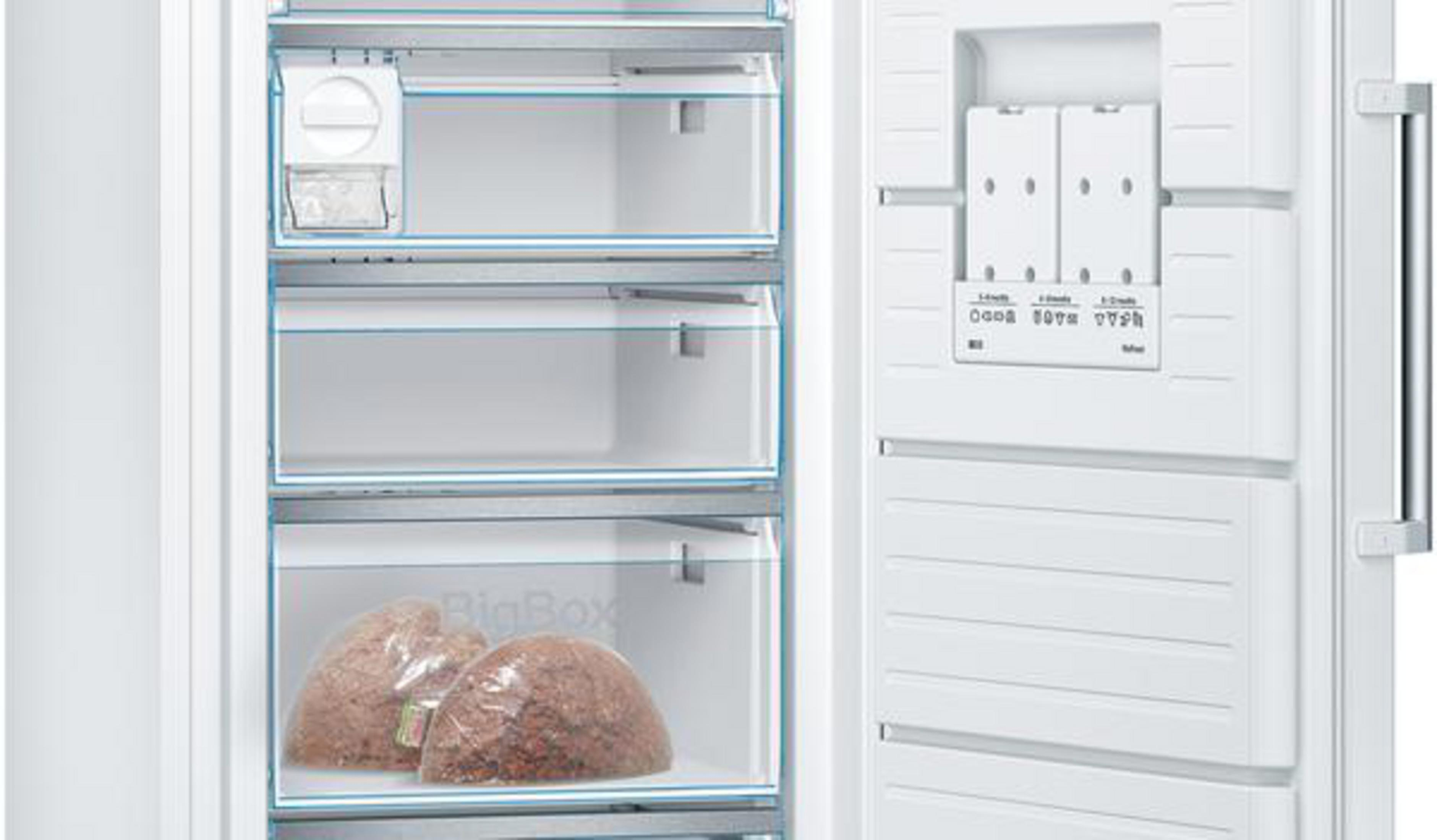 Weißer Kühlschrank mit offener Tür; drei transparente Schubladen sichtbar. Essen darin.