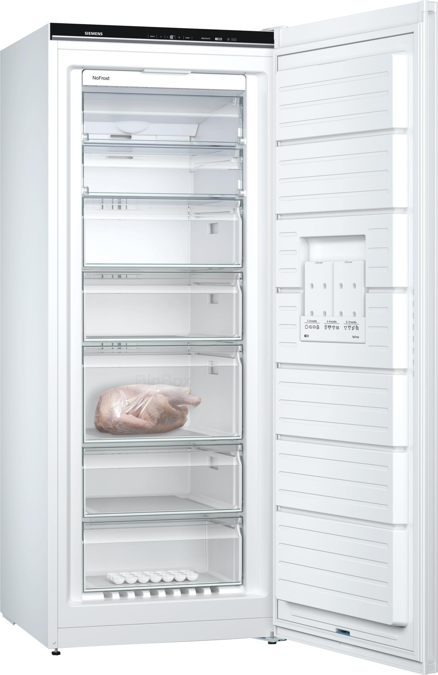 Weißer Kühlschrank mit offener Tür, Innenraum mit Glasböden und gefrorenem Truthahn.