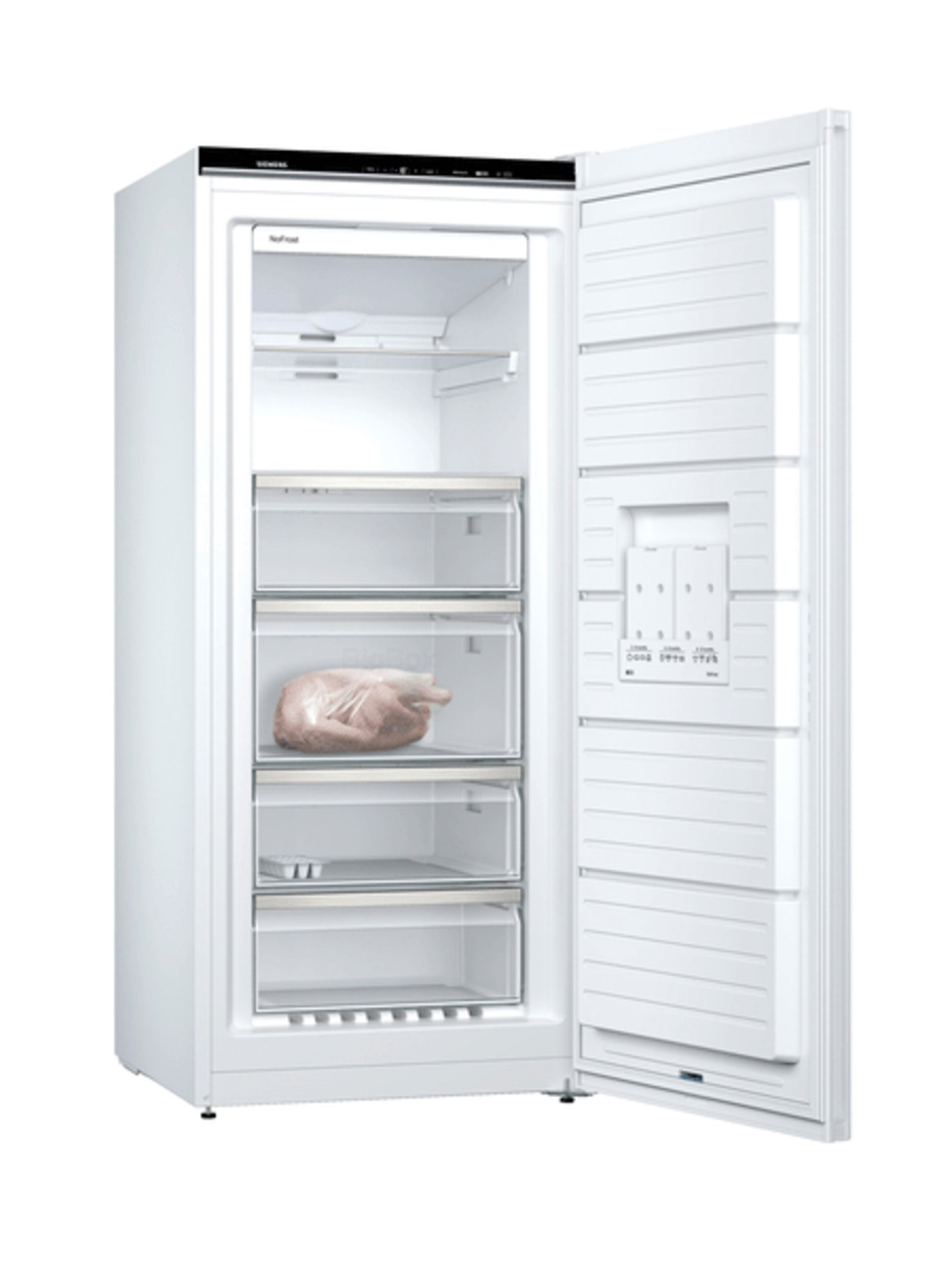 Offener, weißer Kühlschrank mit mehreren Regalen und einem gefrorenen Truthahn.