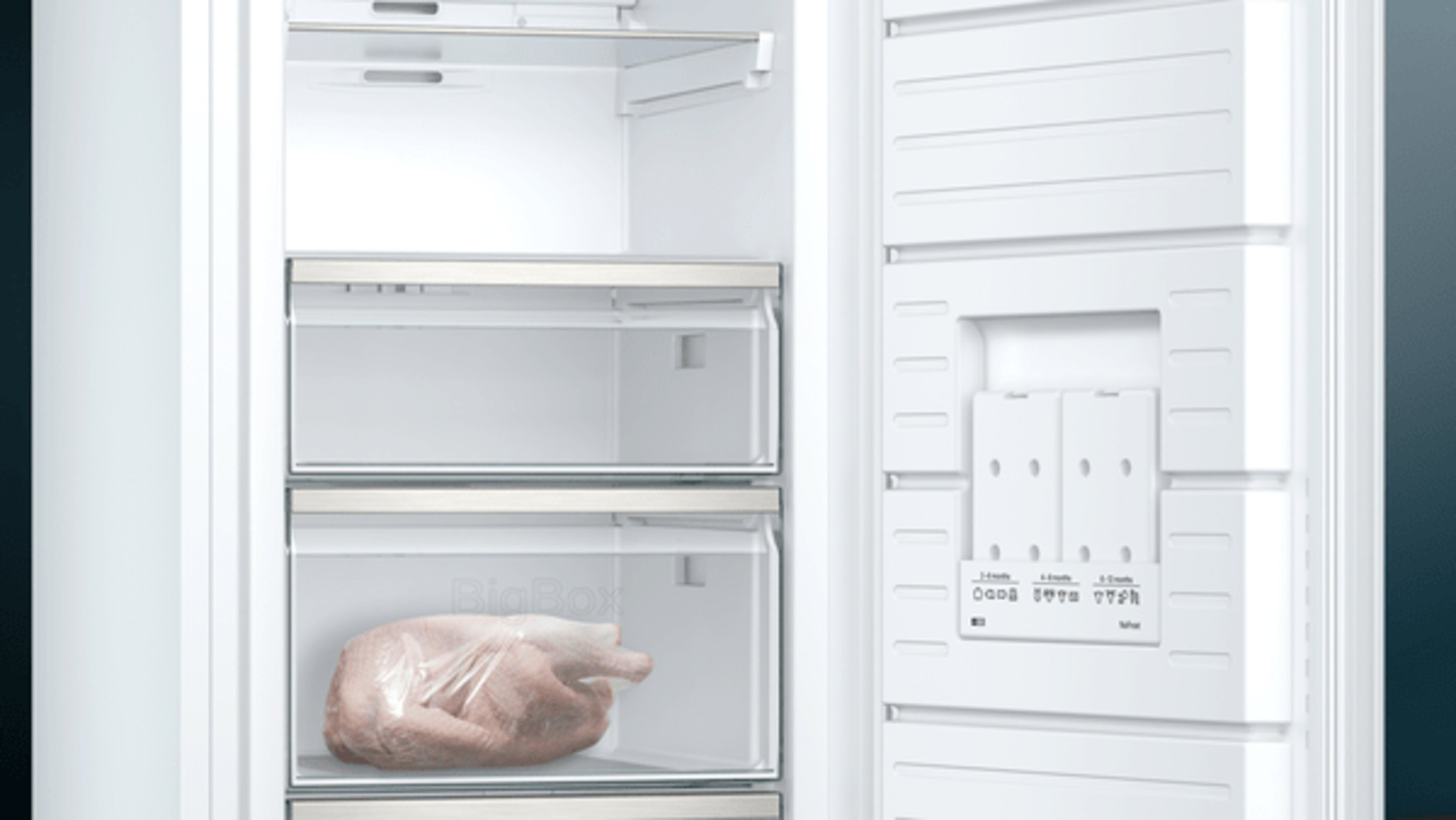 Weißer Kühlschrank mit offener Tür, zeigt transparente Schubladen mit Tiefkühlkost.