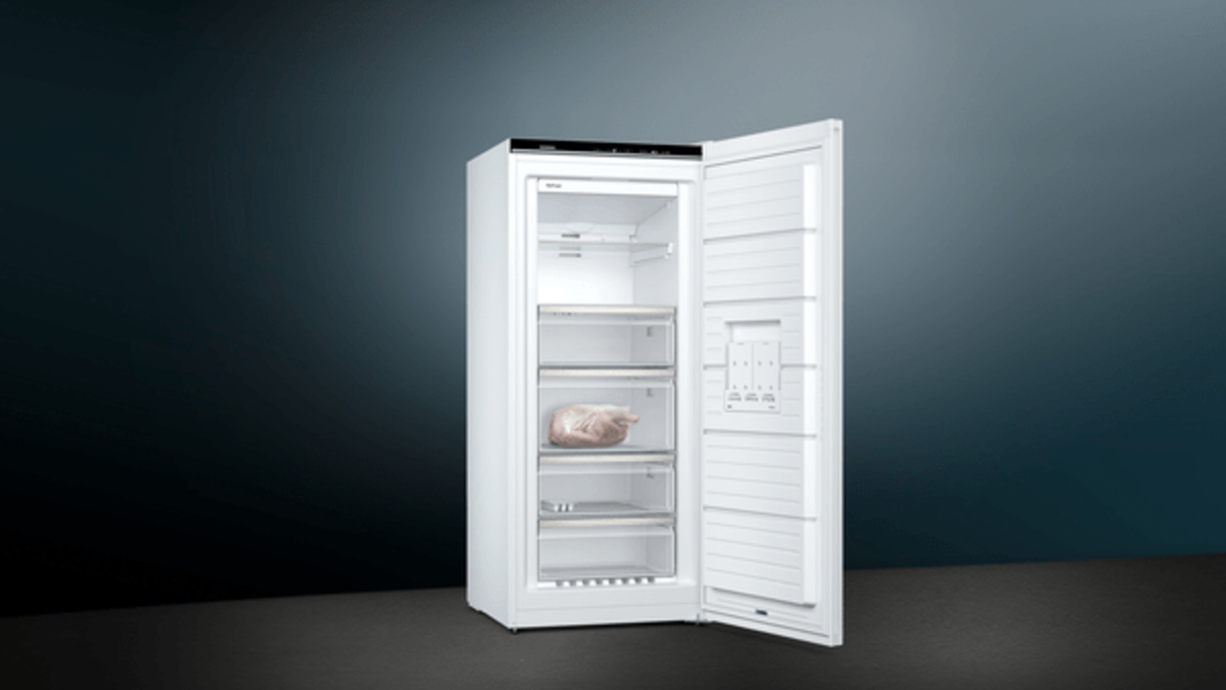 Weißer Kühlschrank mit offener Tür, zeigt Gefrierfächer und Inhalt.