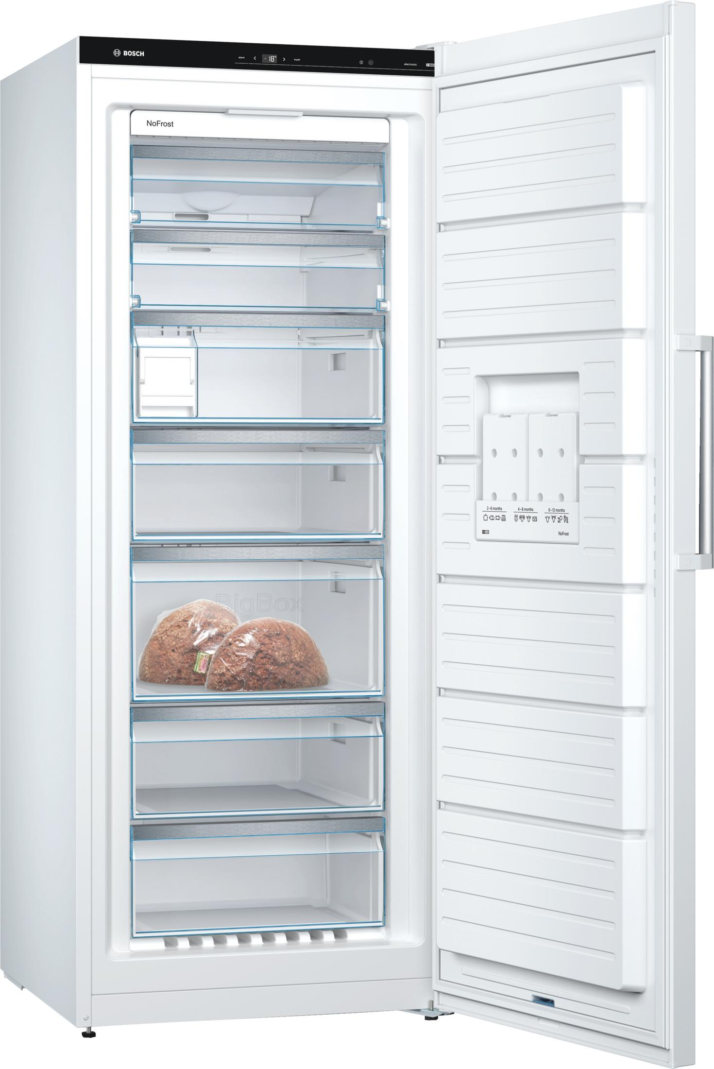 Witte Bosch vriezer met open deur, met planken en inhoud.