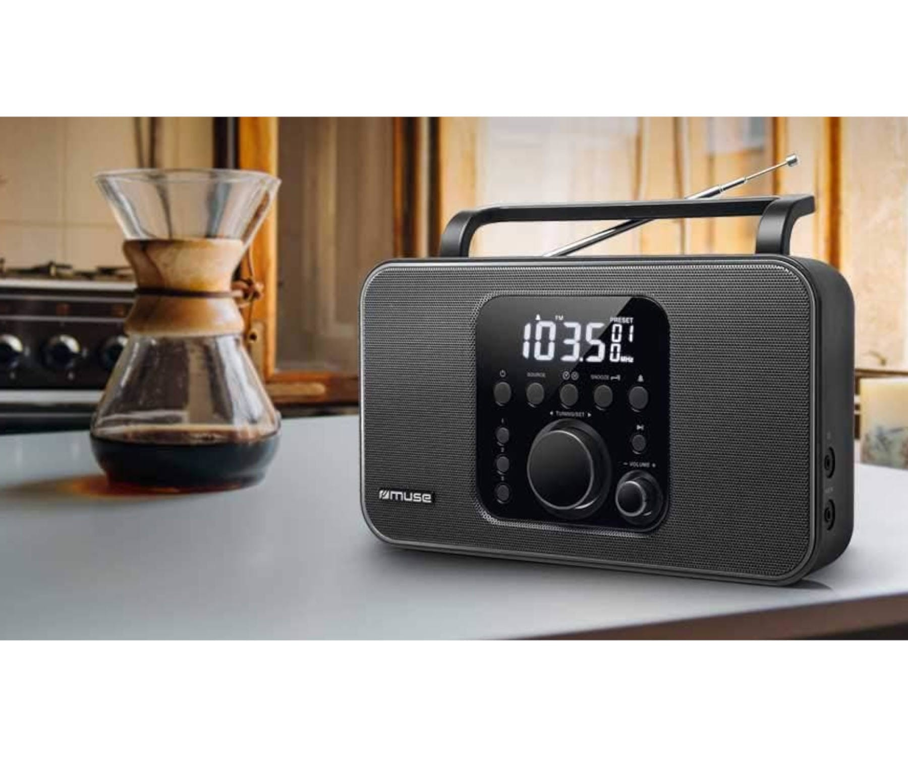 Czarne radio z wyświetlaczem cyfrowym, kawiarka i drewniane tło.