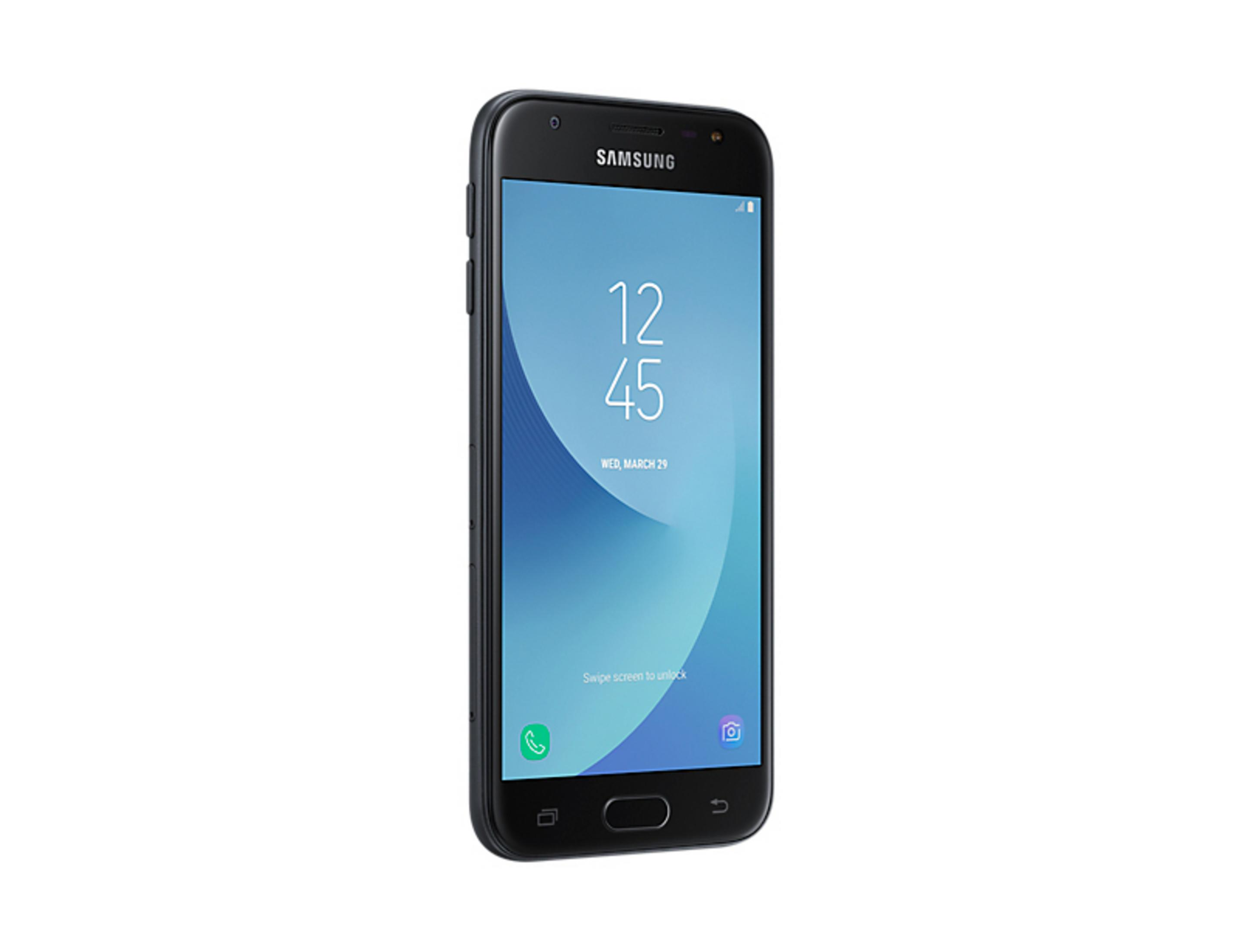 Ein schwarzes Samsung-Smartphone, das die Uhrzeit und das Datum auf dem Bildschirm anzeigt.