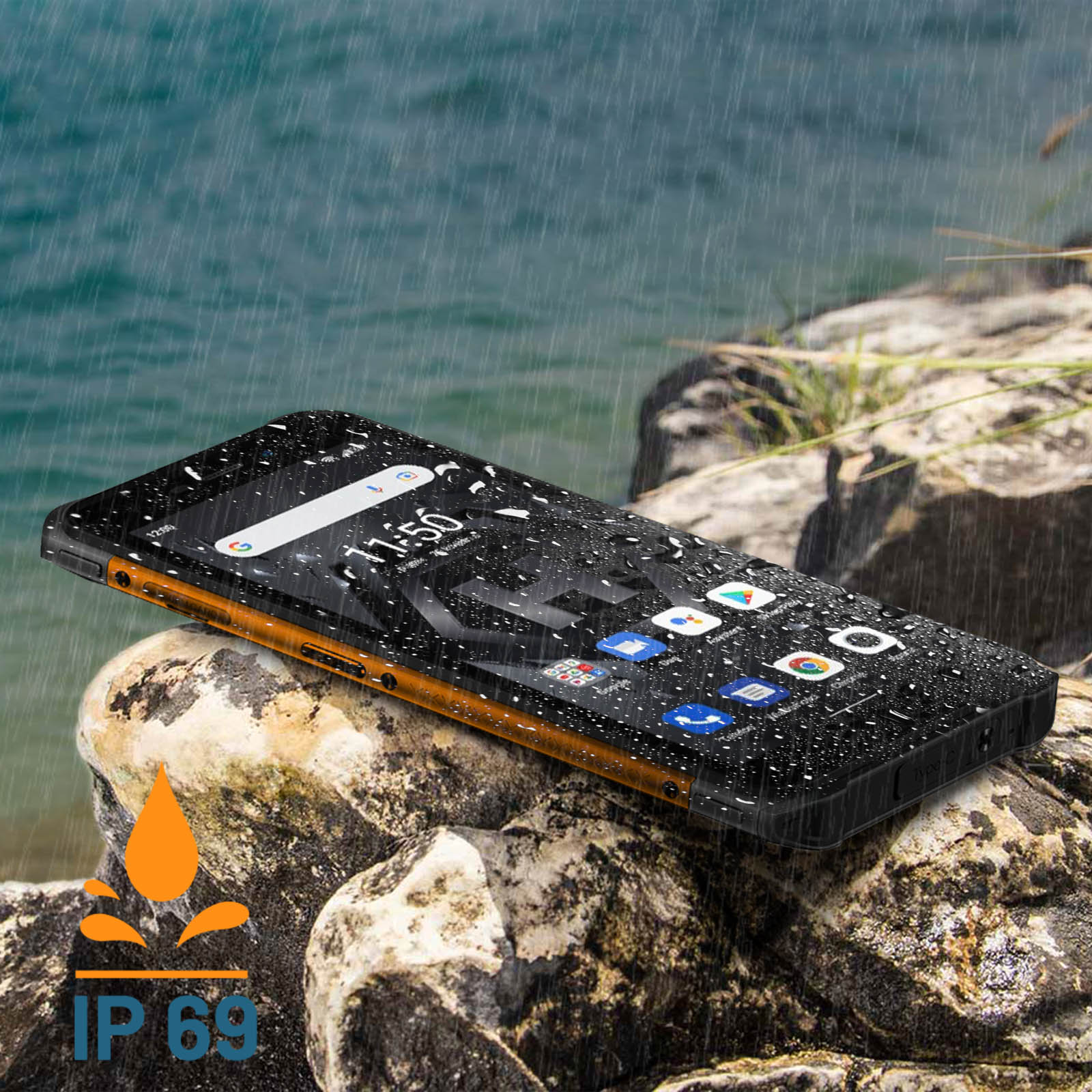 Ein robustes Smartphone mit Wassertropfen auf dem Bildschirm vor Wasserhintergrund.