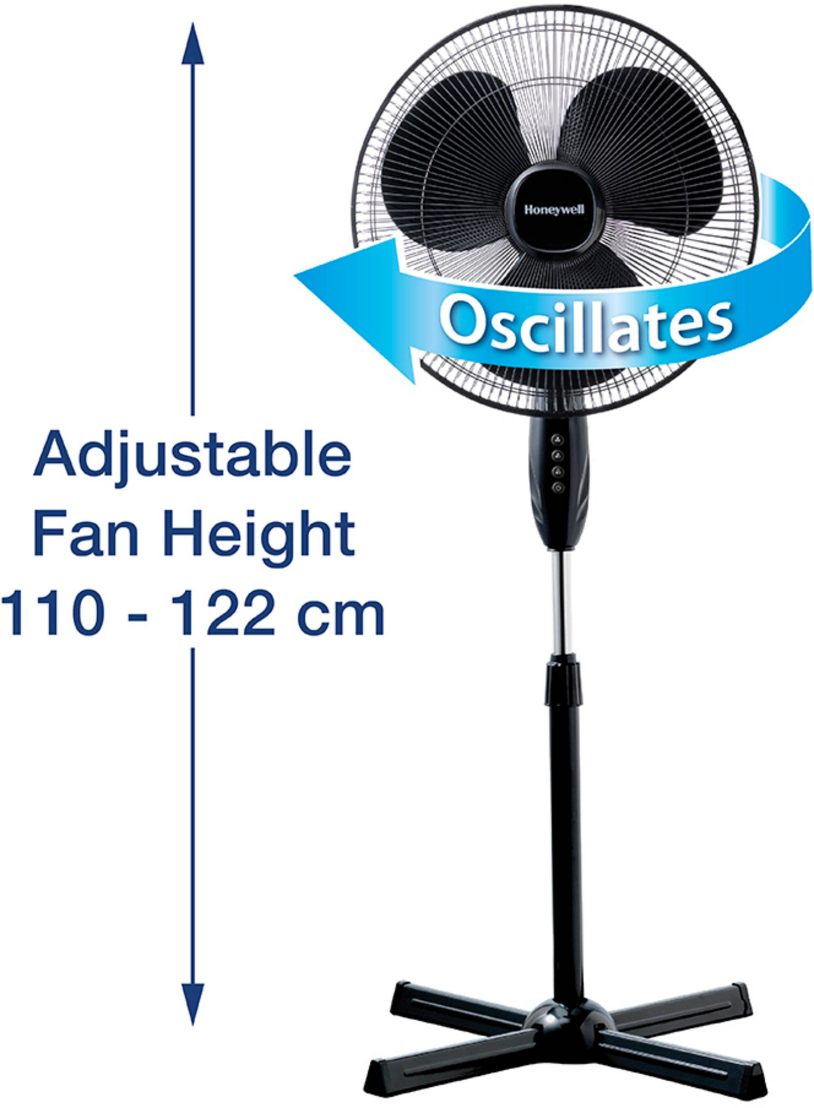 Un ventilador Honeywell negro sobre un soporte. Tiene función oscilante. La altura ajustable del ventilador es de 110 - 122 cm.