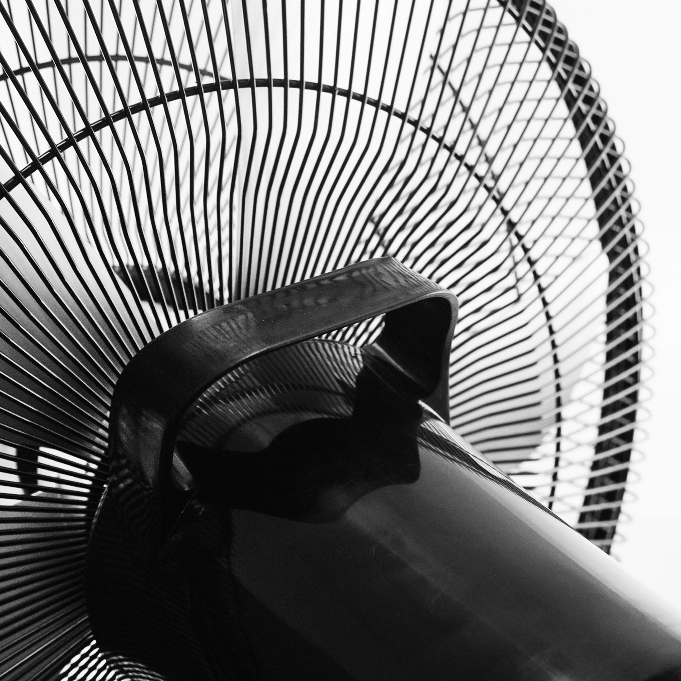 Zbliżenie czarnego wentylatora. Białe tło.