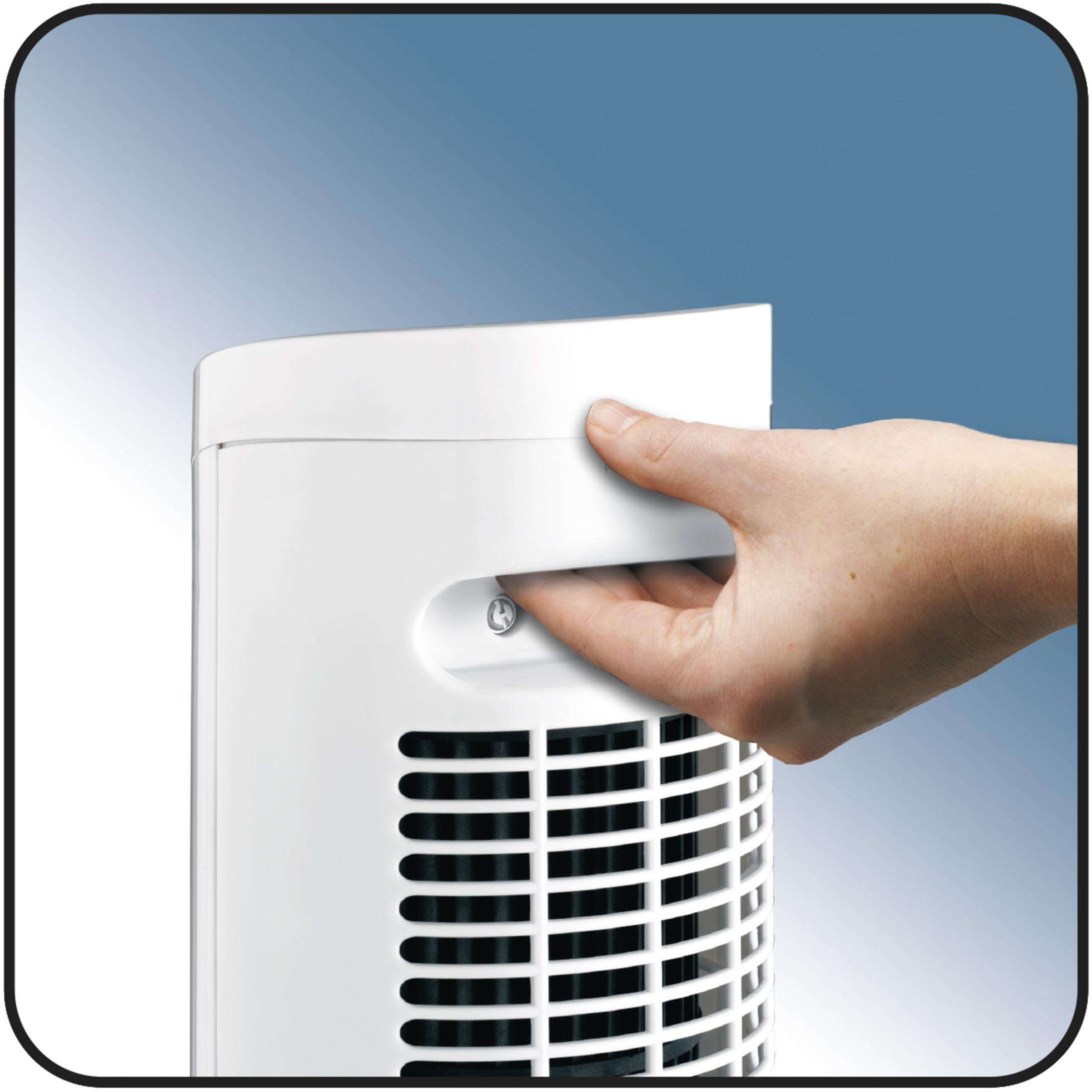 Mano che tiene un ventilatore bianco, con sfondo blu.