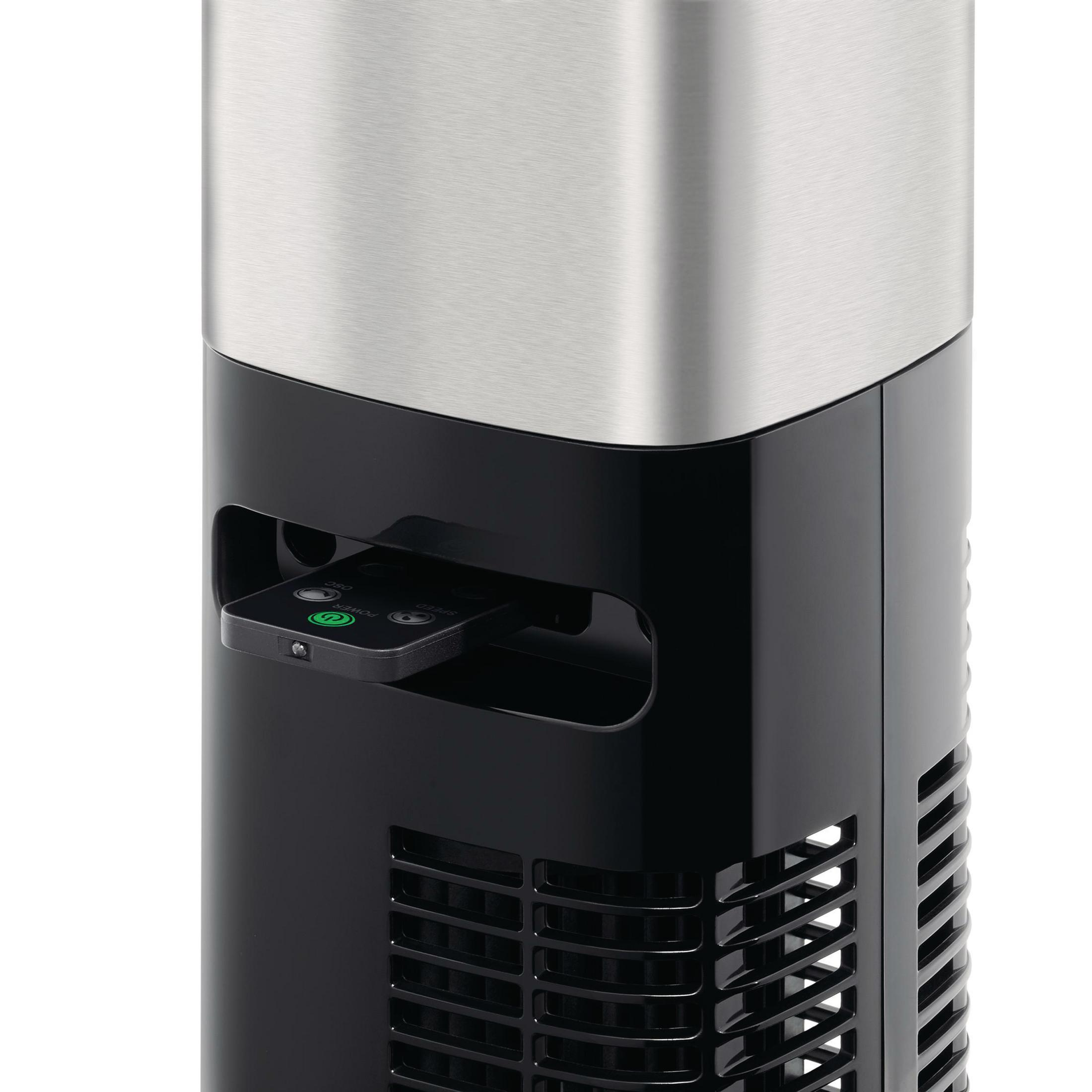Nahaufnahme eines schwarz-silbernen Ventilators mit Fernbedienung im Inneren.
