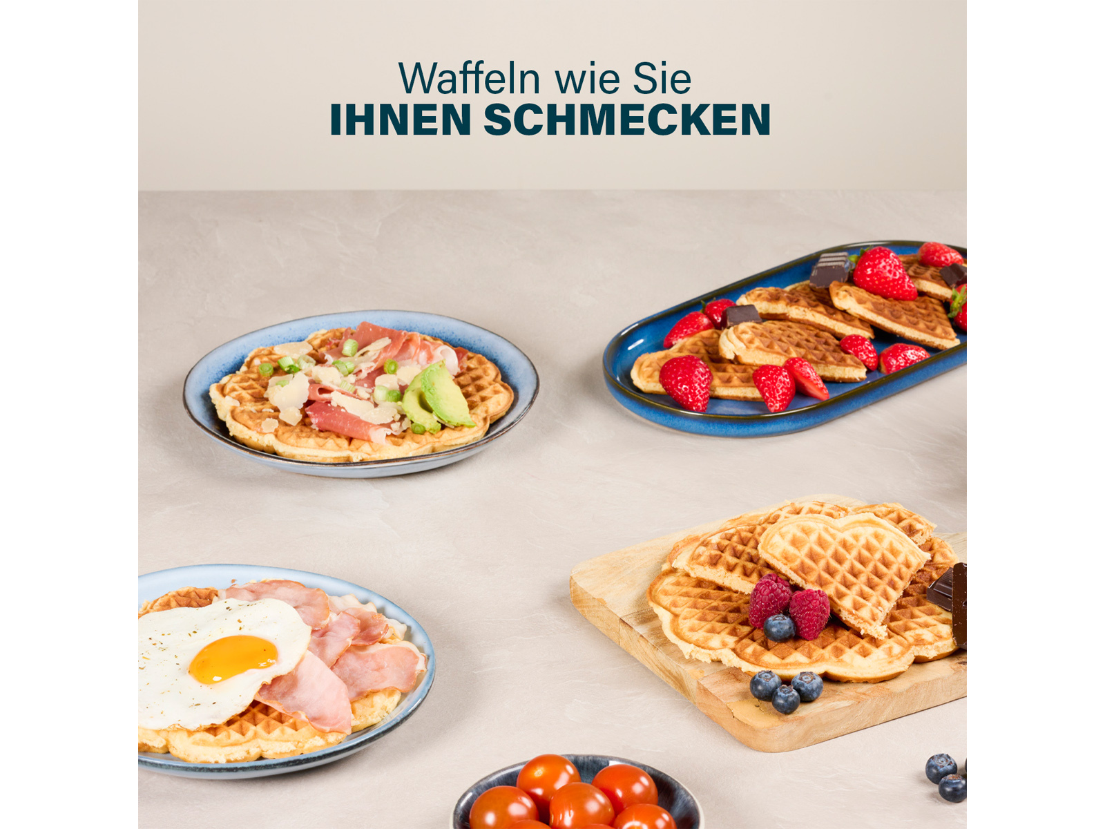 Waffeln auf Tellern mit Belägen: Avocado, Erdbeeren, Beeren und Spiegelei mit Schinken.