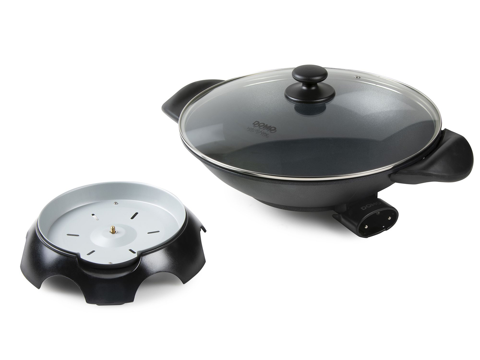 Schwarzer elektrischer Wok mit Deckel und separater Basis auf weißem Hintergrund.