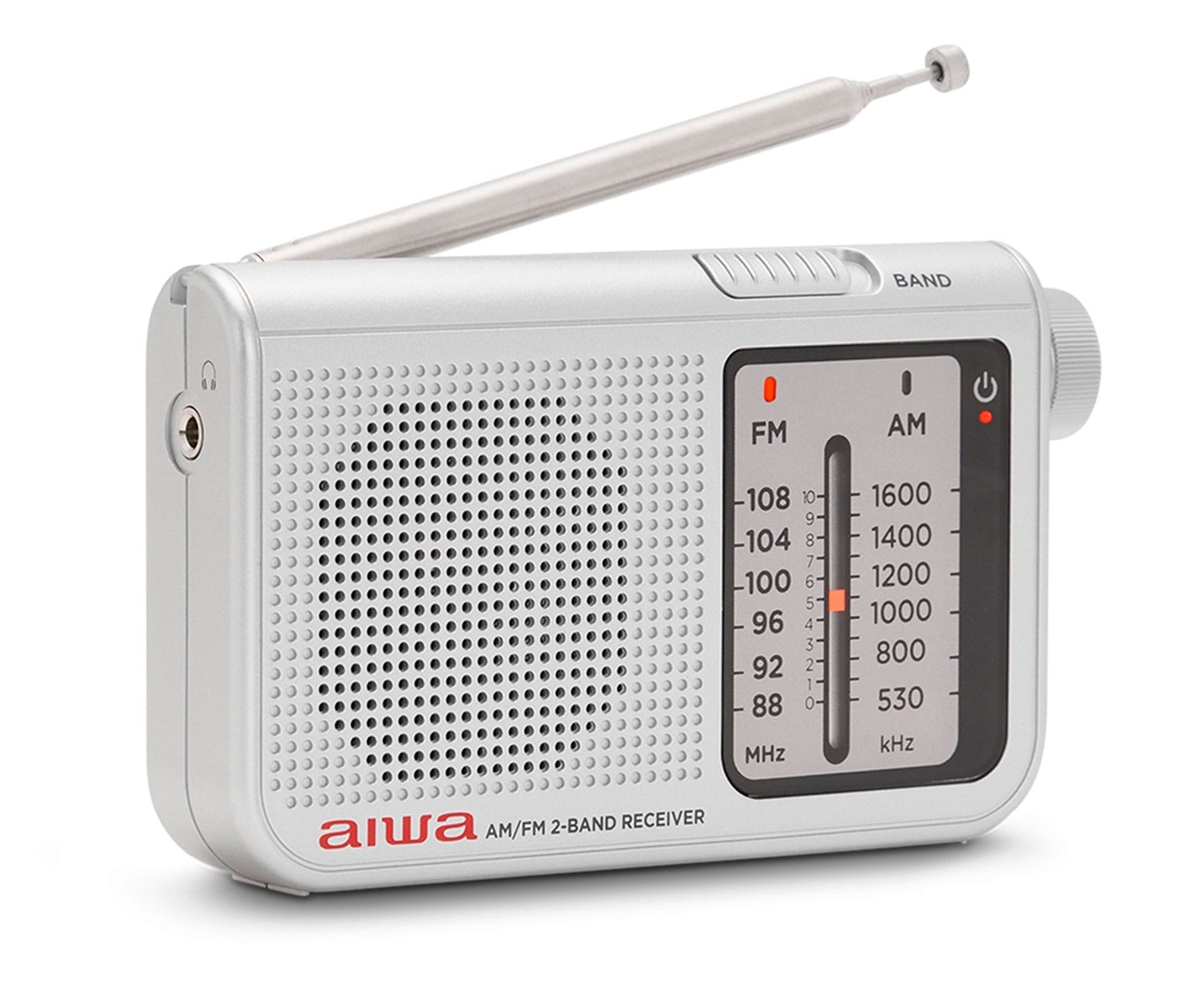 Srebrne radio Aiwa AM/FM z anteną i pokrętłem. Radio stoi na białej powierzchni.