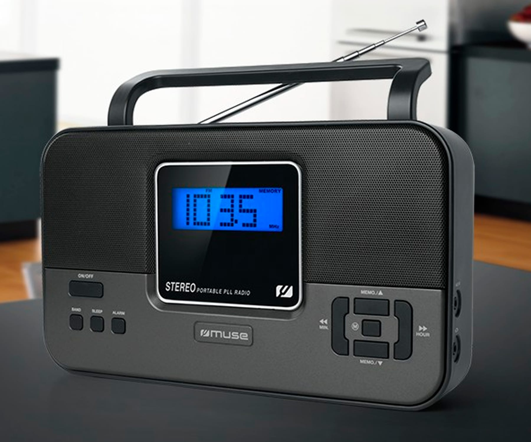 Przenośne radio Muse z niebieskim wyświetlaczem cyfrowym, pokazującym informacje radiowe.