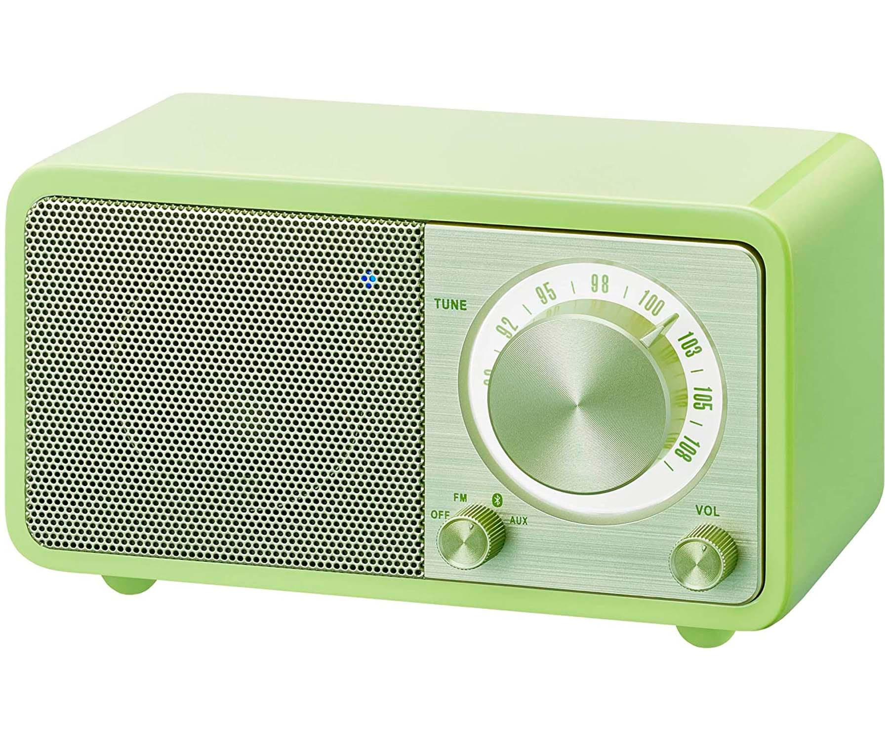 Zielone radio retro z głośnikiem, pokrętłem strojenia i regulacją głośności.