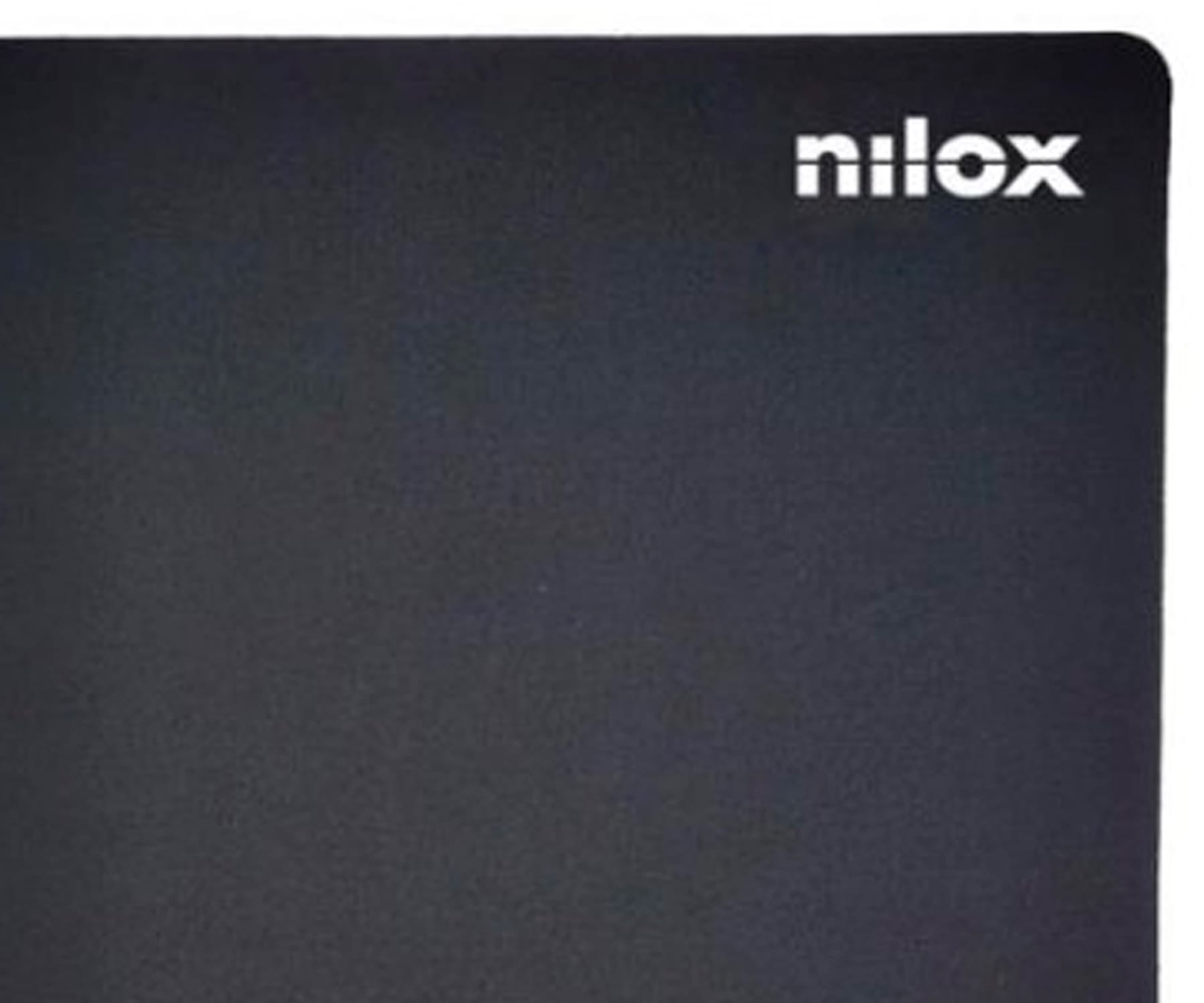 Alfombrilla de ratón negra con logo 'nilox' blanco. Fondo blanco.