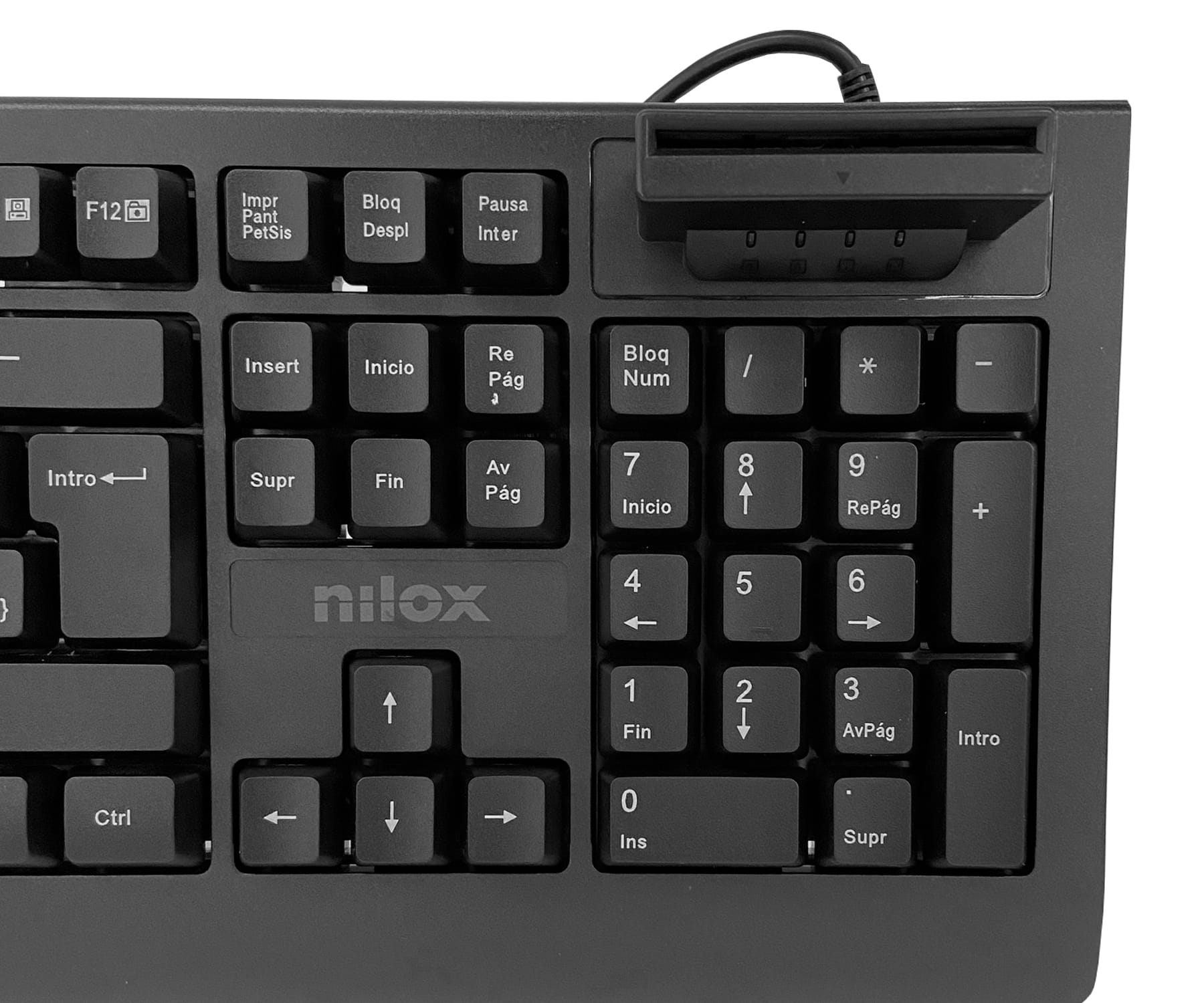 Primo piano di una tastiera di computer nera con tasti numerici.