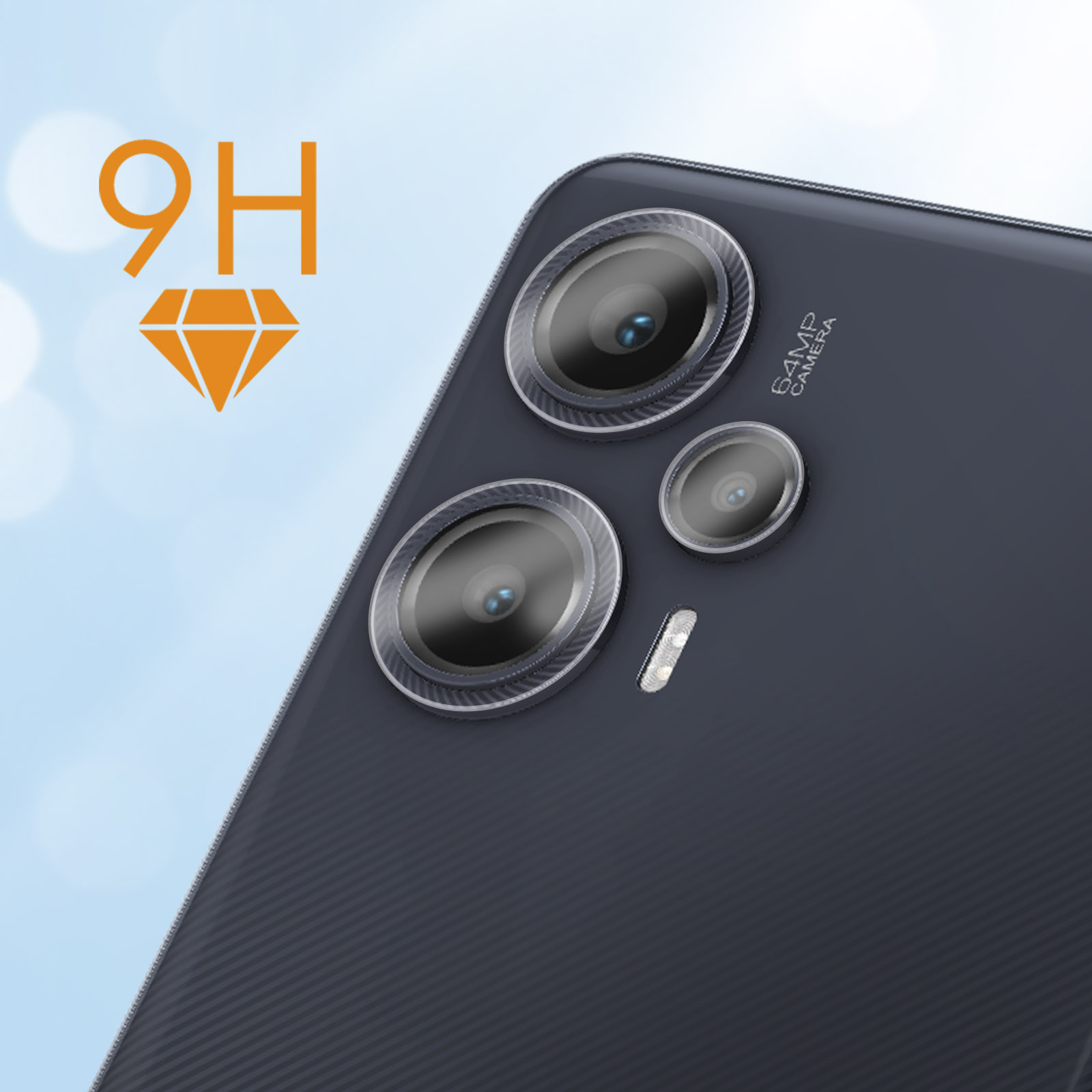 Primo piano su uno smartphone con tripla fotocamera. Logo diamante 9H visualizzato.