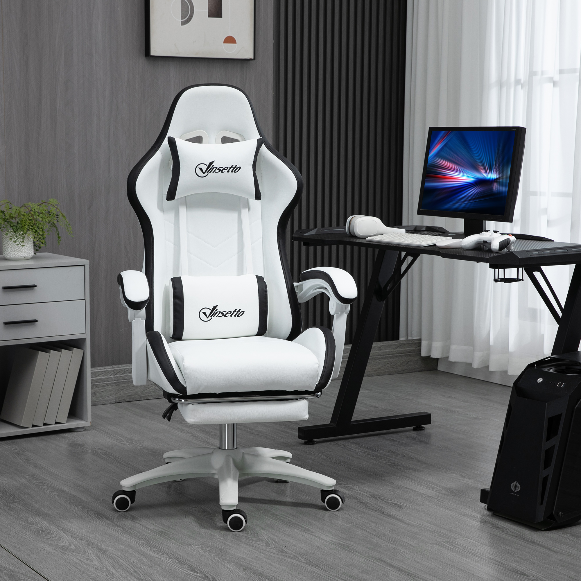 Sedia da gaming bianca e nera in una stanza con scrivania, computer e finestra.