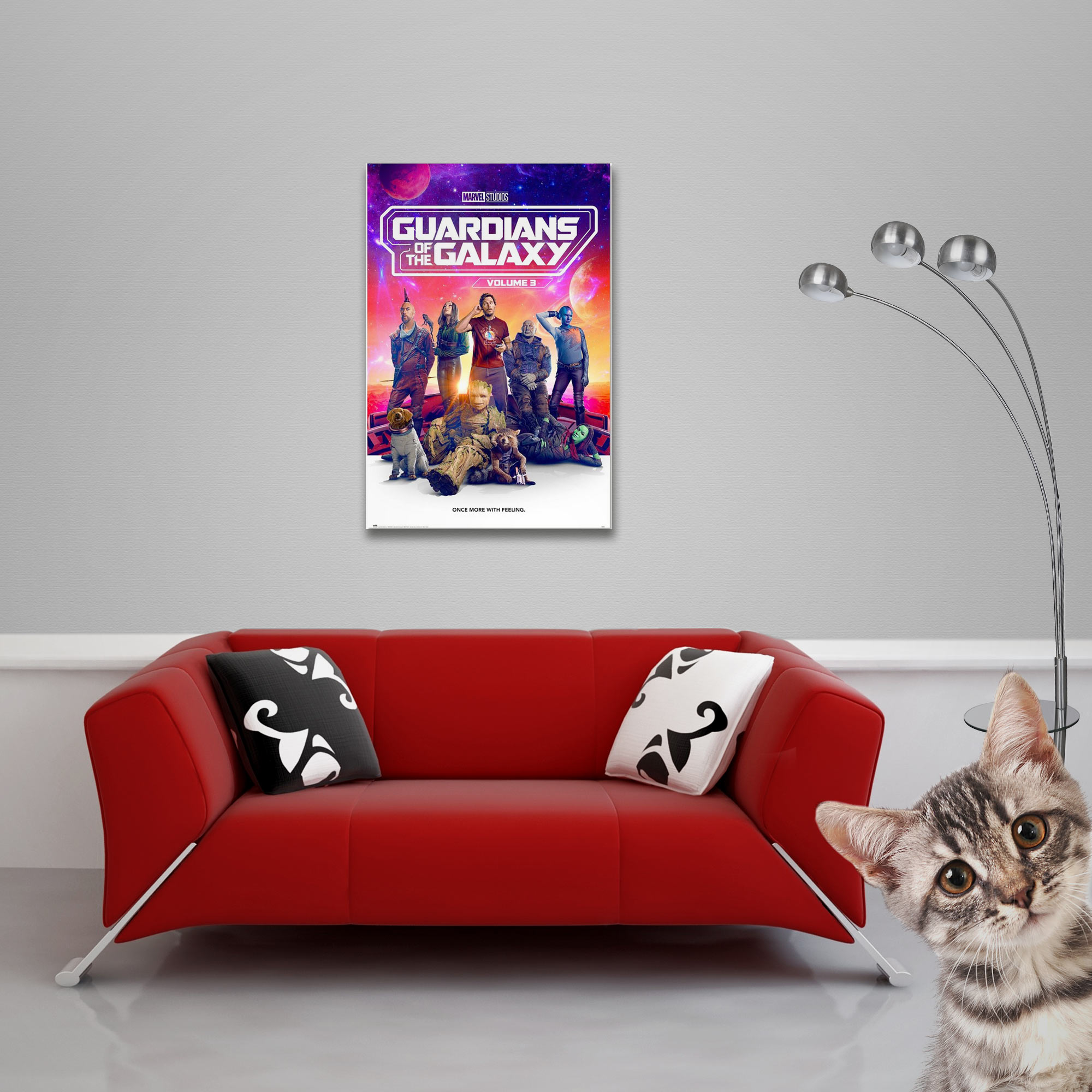 Filmplakat an der Wand, rotes Sofa und Katze in der Ecke.