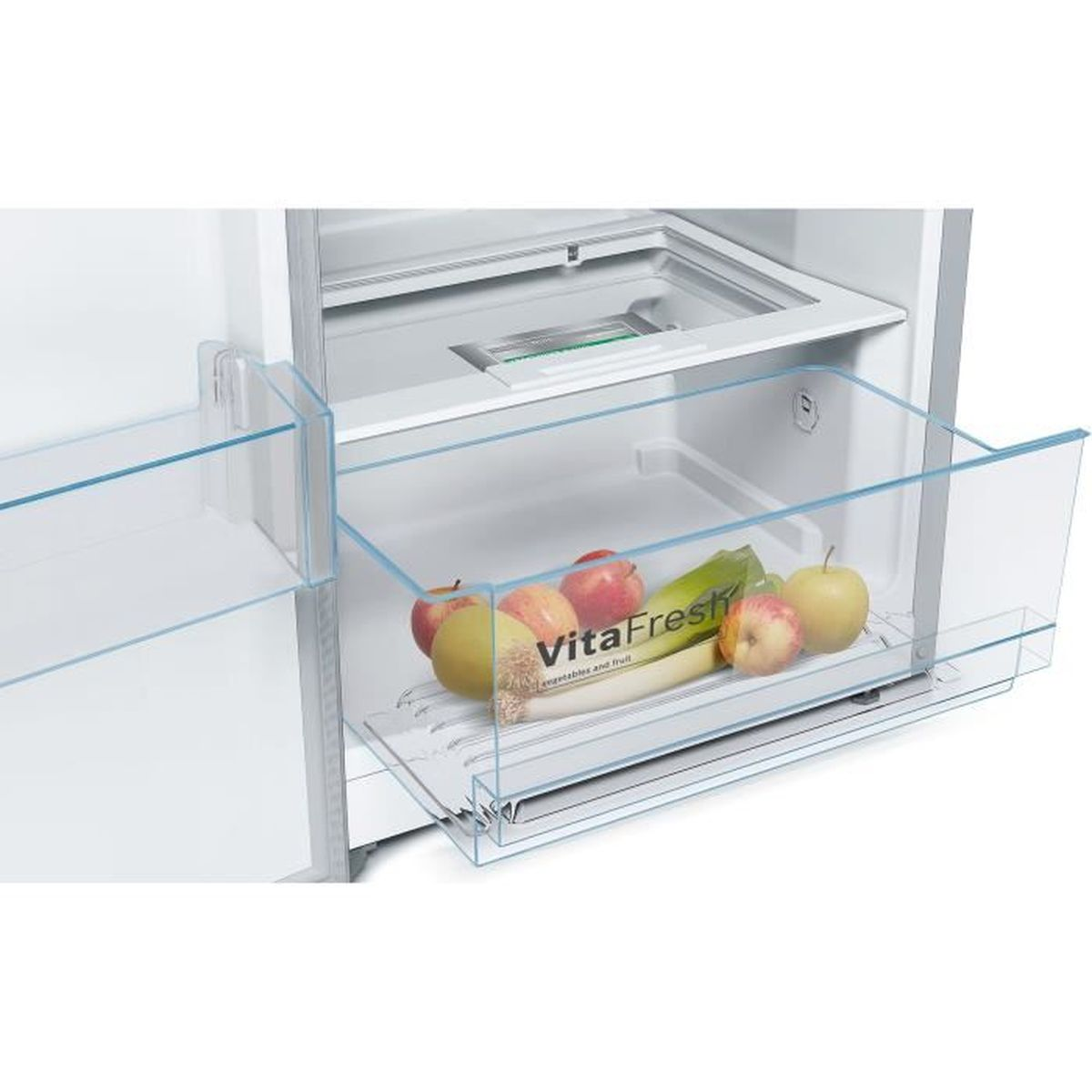 Cajón de refrigerador con manzanas, puerros y otros productos, en interior brillante.