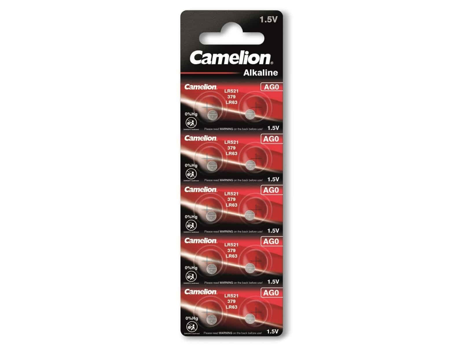 Opakowanie małych baterii, z czerwoną i czarną etykietą.