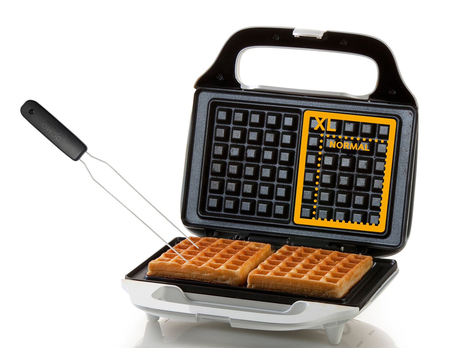 Waffeleisen mit Waffeln und Gabel. Zeigt XL- und Normal-Größenoptionen.