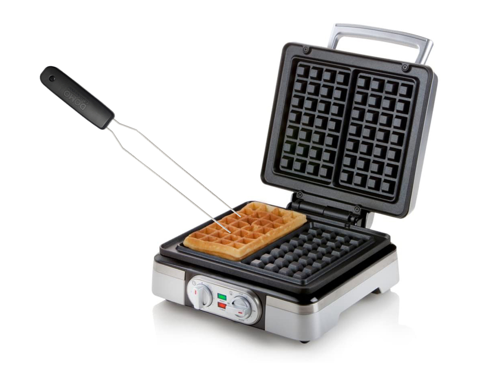 Ein Waffeleisen mit einer gekochten Waffel und Zangen, auf weißem Hintergrund.