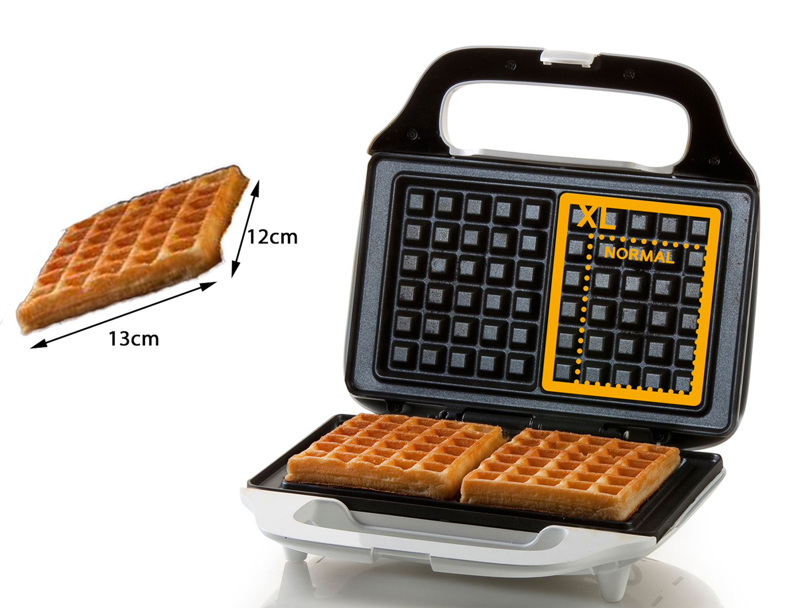 Offener Waffeleisen mit zwei goldenen Waffeln und einer separaten Waffel, mit markierten Abmessungen.